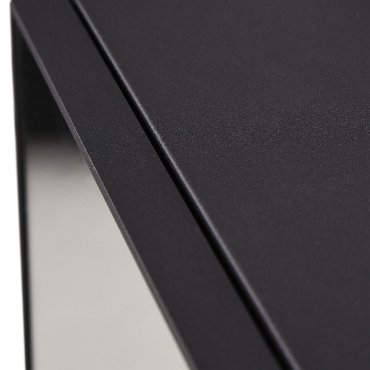 Veidrodinė spintelė su plieniniu korpusu, lentynomis ir atvira niša