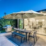 4,5 m dvigubas lauko skėtis nuo saulės su saulės energijos LED apšvietimu