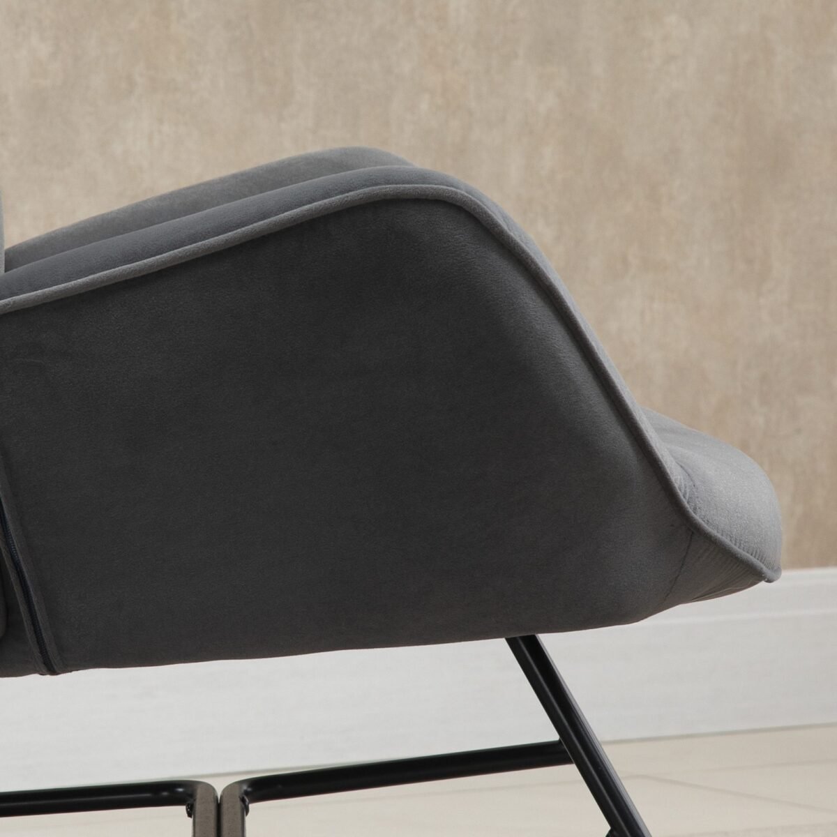 Sūpuojamas krėslas su dygsniuotu imitacinio velveto apmušalu