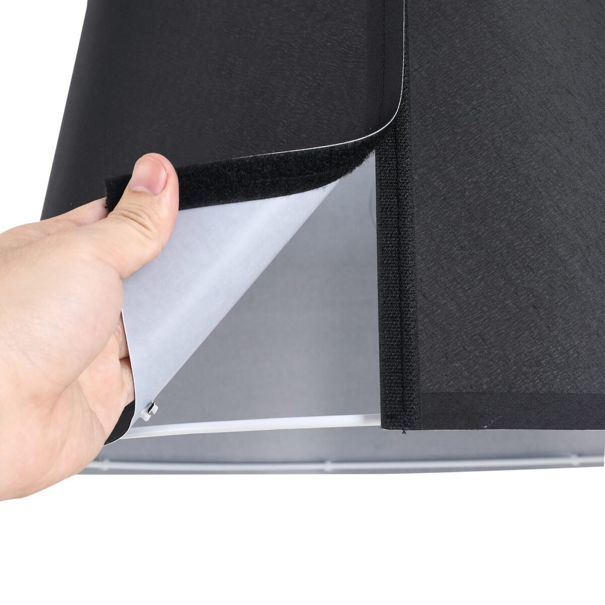 Modernaus dizaino išlenktas toršeras su medžiaginiu gaubtu