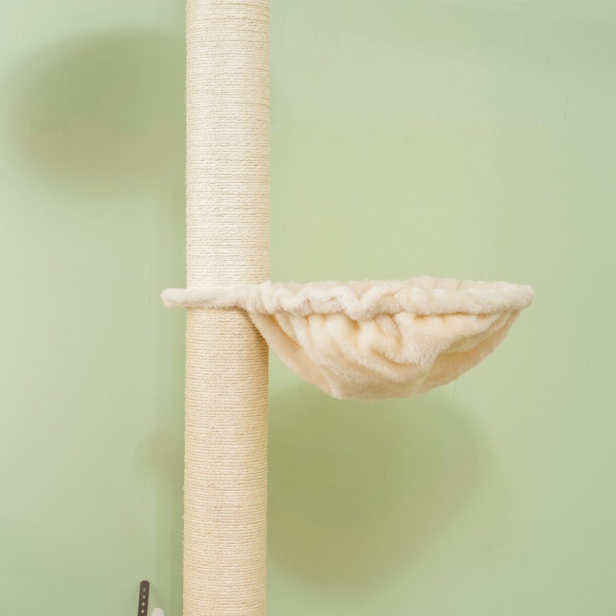 Reguliuojamo aukščio katės draskyklė su apsauga nuo apvirtimo