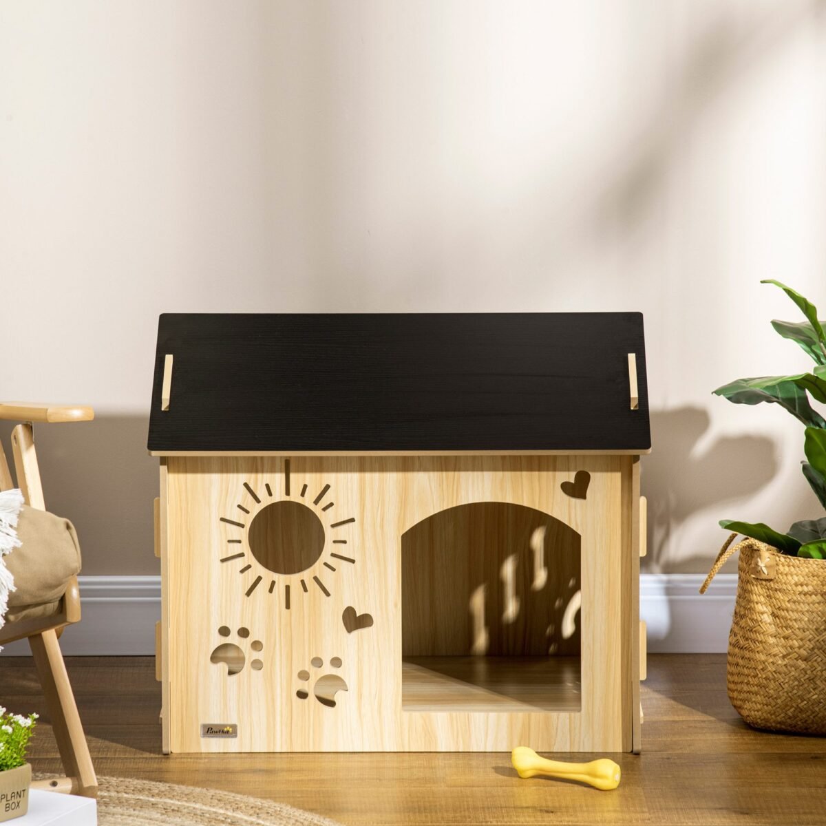 oro sąlygoms atspari šunų būda su dekoratyvinėmis vėdinimo angomis