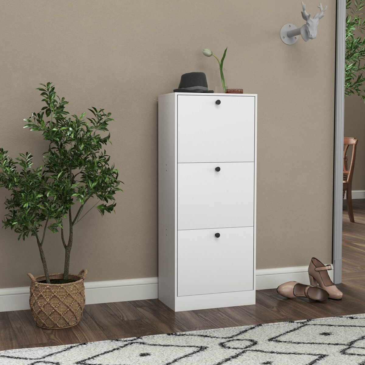 Batų spintelė su 3 atverčiamomis durelėmis ir reguliuojamomis lentynomis