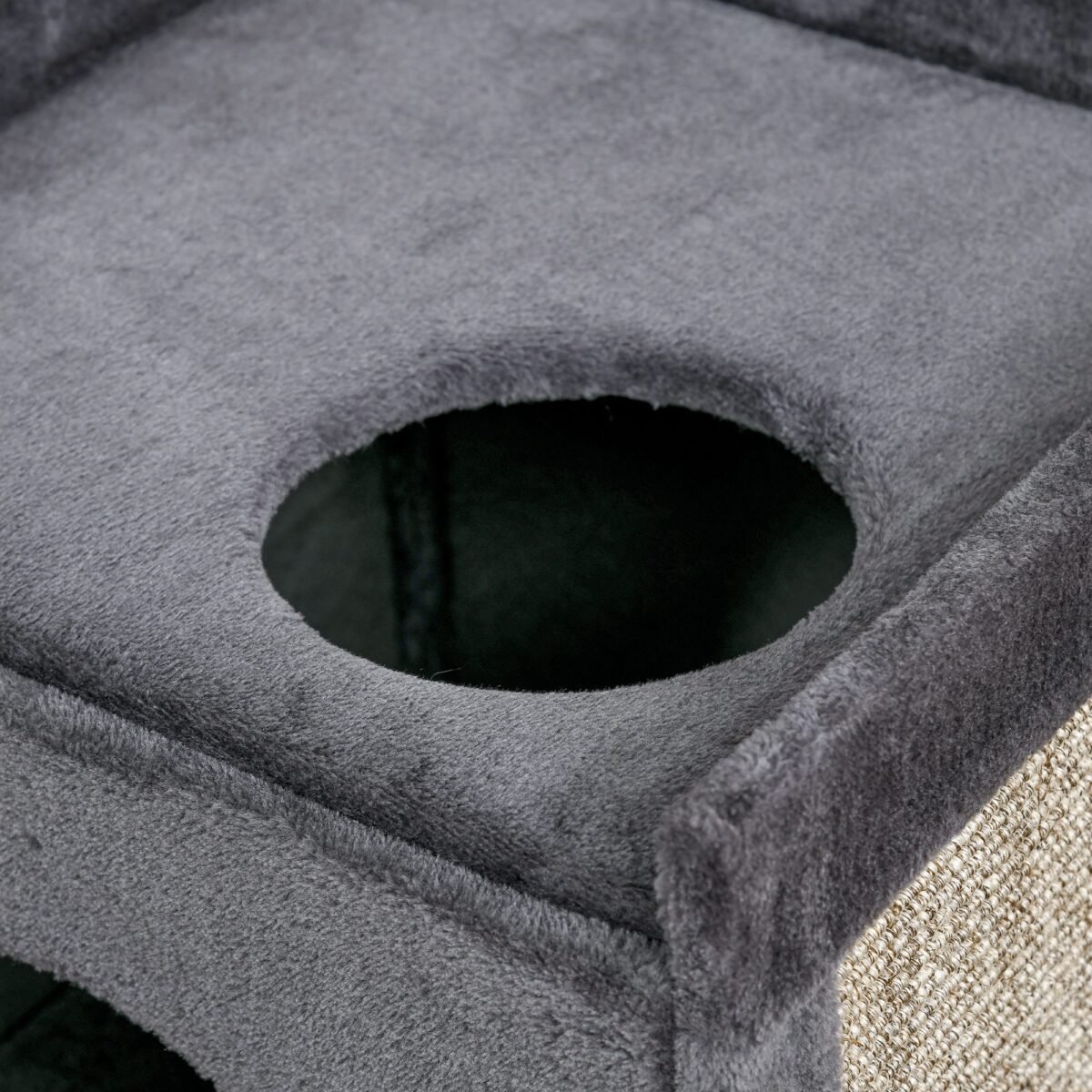 Kačių draskyklės bokštas su 2 olomis, viršutine poilsio platforma ir sisalio danga