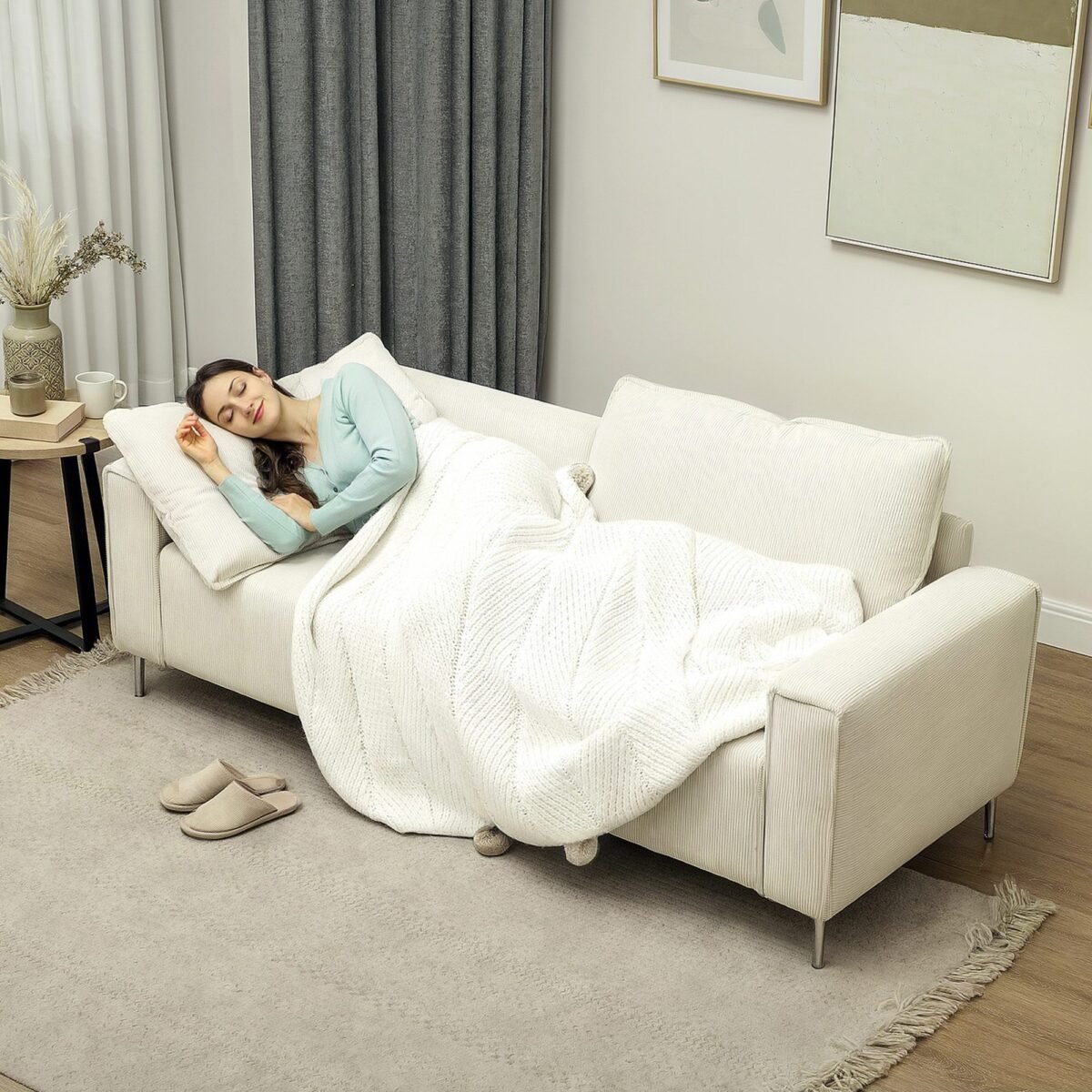 Moderni trijų vietų kordinė sofa