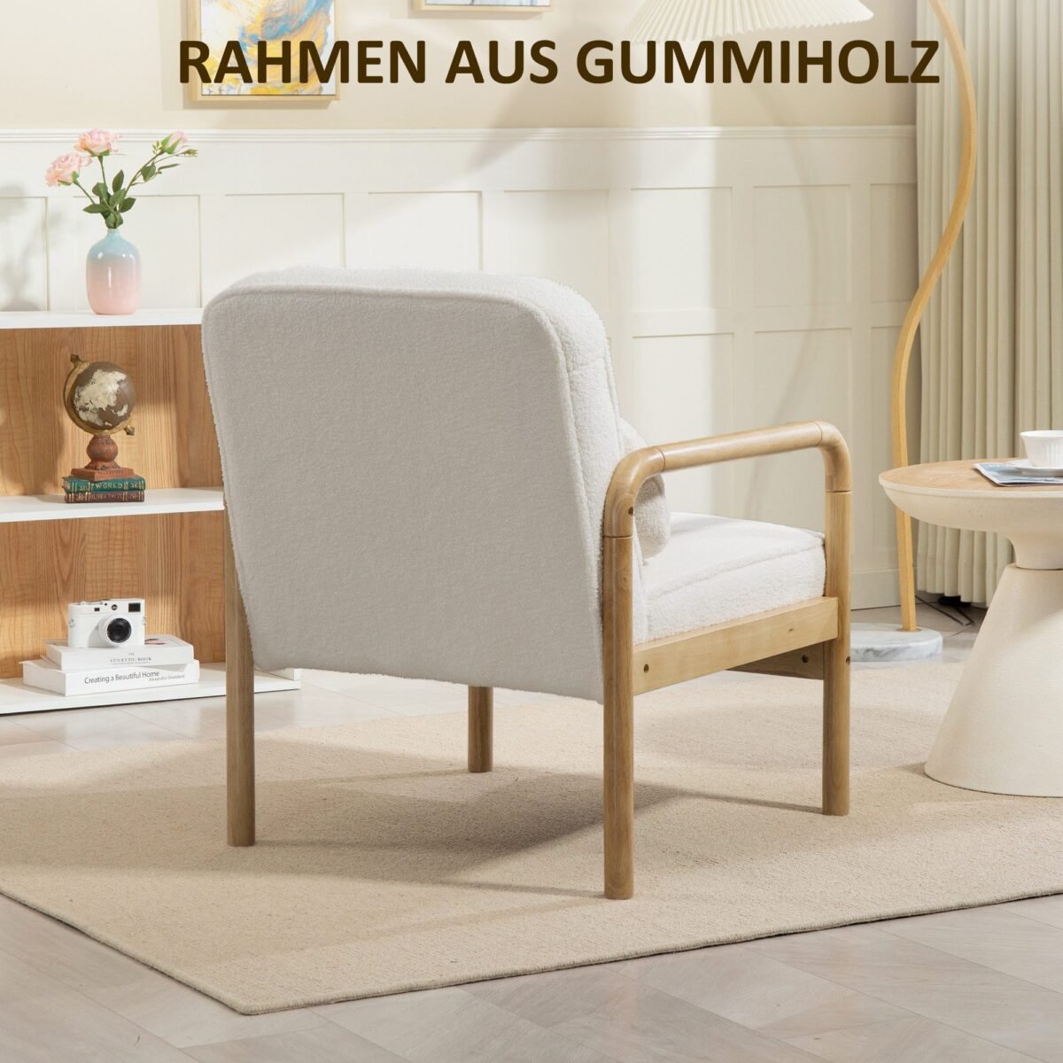 Modernus minkštas krėslas su bouclé audinio apmušalais ir kaučiukmedžio rėmu bei pagalvėle