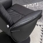 Atlošiamas relaksacinis krėslas su 360° pasukamu pagrindu ir kojų atrama su dirbtinės odos apmušalais