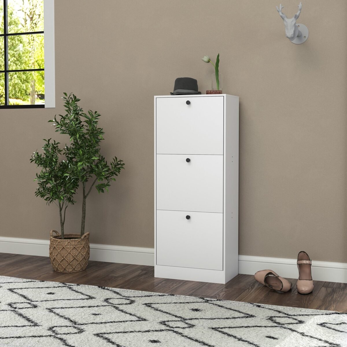 Batų spintelė su 3 atverčiamomis durelėmis ir reguliuojamomis lentynomis