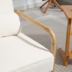 Modernus minkštas krėslas su bouclé audinio apmušalais ir kaučiukmedžio rėmu bei pagalvėle