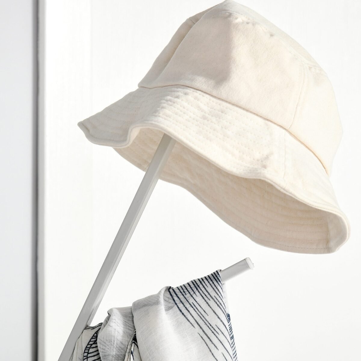 Moderni drabužių kabykla su lentyna ir 8 kabliukais