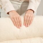 Biuro kėdė su avikailio imitacijos apmušalais, atlošimo funkcija ir pasukama sėdyne