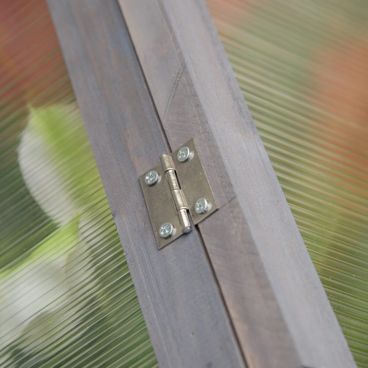 Kompaktiškas šiltnamis su polikarbonato plokštėmis ir reguliuojamu stogu