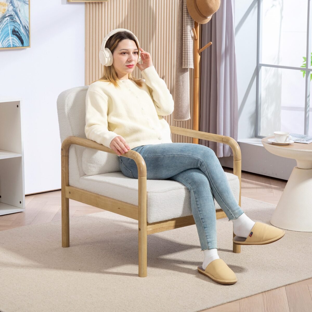 Modernus minkštas krėslas su bouclé audinio apmušalais ir kaučiukmedžio rėmu bei pagalvėle