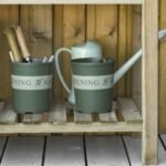 Pakelta medinė lysvė su apatine lentyna