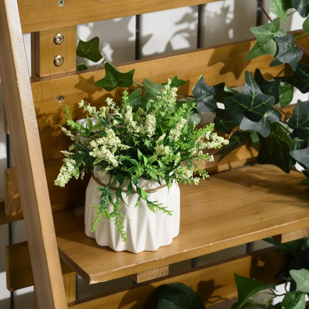 Pakelta lysvė su integruota vijoklinių augalų atrama ir 3 lentynėlėmis