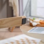 Aksominė fotelė su putų užpildu ir kaučiukmedžio rėmu