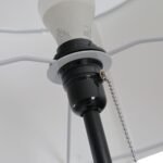 Grindų šviestuvas su trikoju pagrindu ir traukiamuoju jungikliu