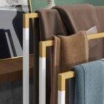 Trijų pakopų pastatomasis rankšluosčių stovas iš bambuko ir plieno