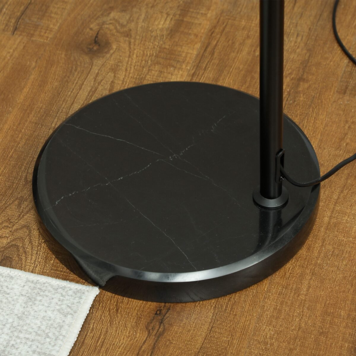 Pastatomas reguliuojamo aukščio šviestuvas su kanapių virvės ir metalo gaubtu