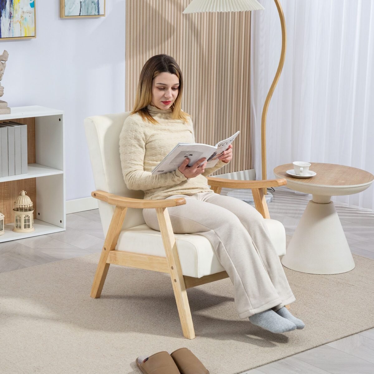 Aksominė fotelė su putų užpildu ir kaučiukmedžio rėmu