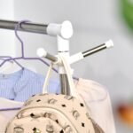 Reguliuojamo aukščio drabužių kabykla su ratukais ir apatine lentyna