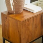 Industrinio stiliaus konsolinis staliukas su spintele