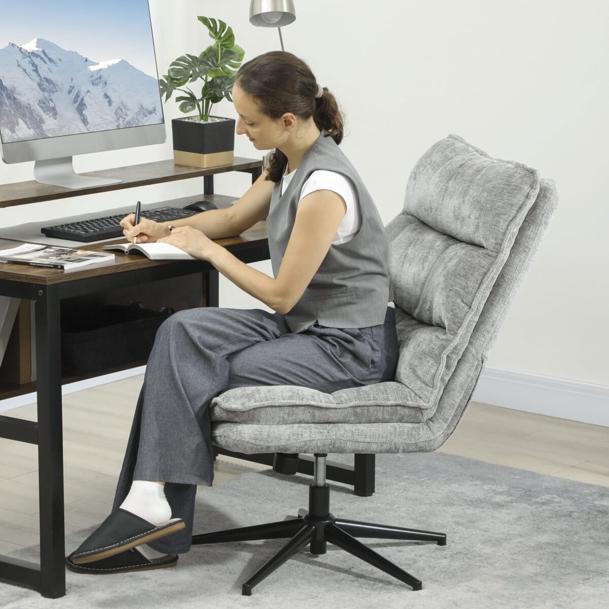 Patogi biuro kėdė be porankių, reguliuojamo aukščio ir su sukimosi bei supimo funkcija