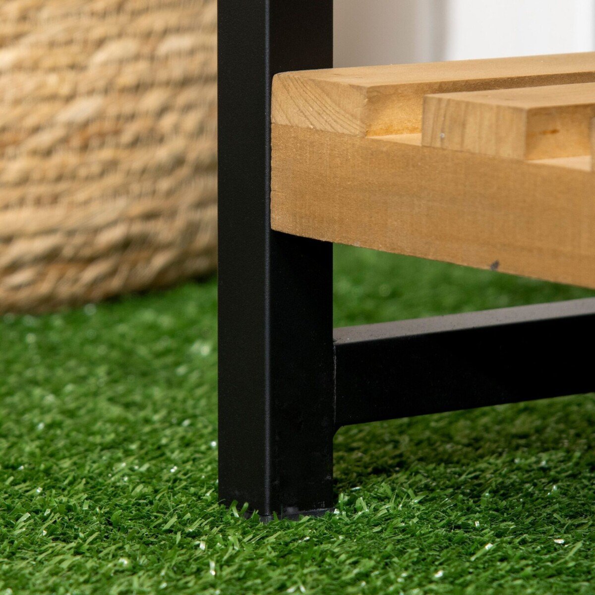 Medienos ir metalo trijų pakopų augalų stovas su kabliukais