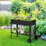 Pakeltas gėlynas su lentyna ir ratukais (Juoda)