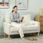 Aksominės išvaizdos dvivietė sofa su kaučiukmedžio kojomis