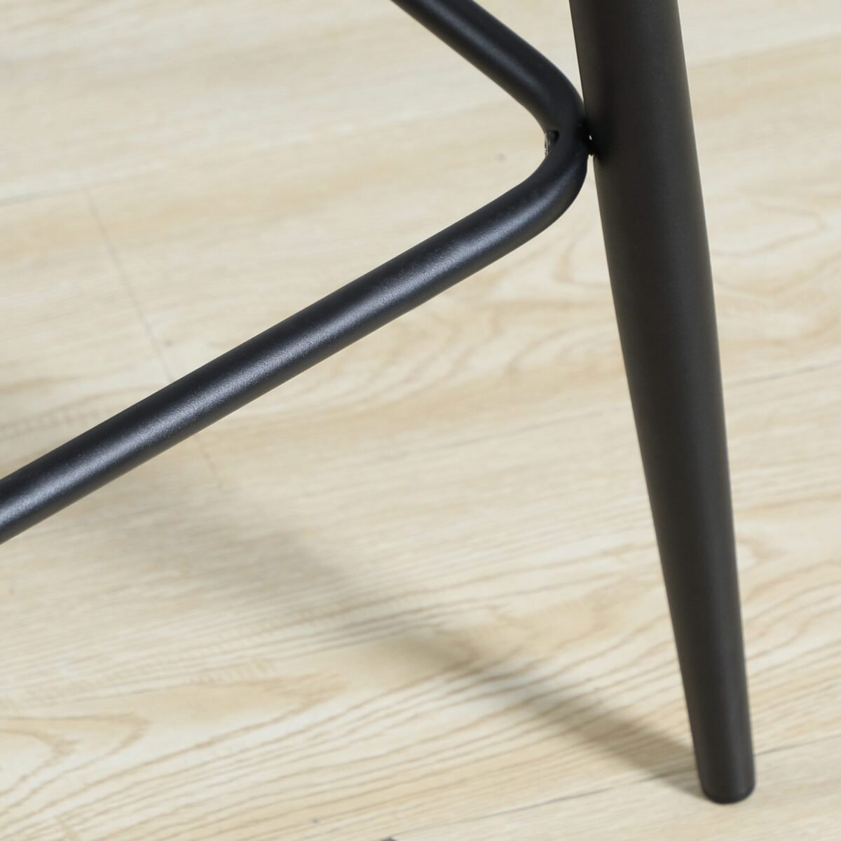 Dvi retro dizaino baro kėdės su kojų atrama