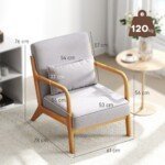 Elegantiškas lounge krėslas su mediniu rėmu ir aksomo imitacijos apmušalais