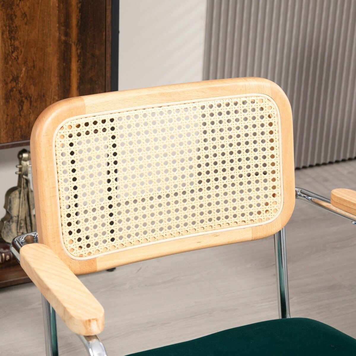 Biuro kėdė su supimo funkcija ir aukščio reguliavimu