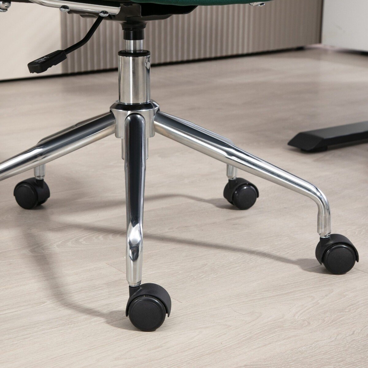 Biuro kėdė su supimo funkcija ir aukščio reguliavimu