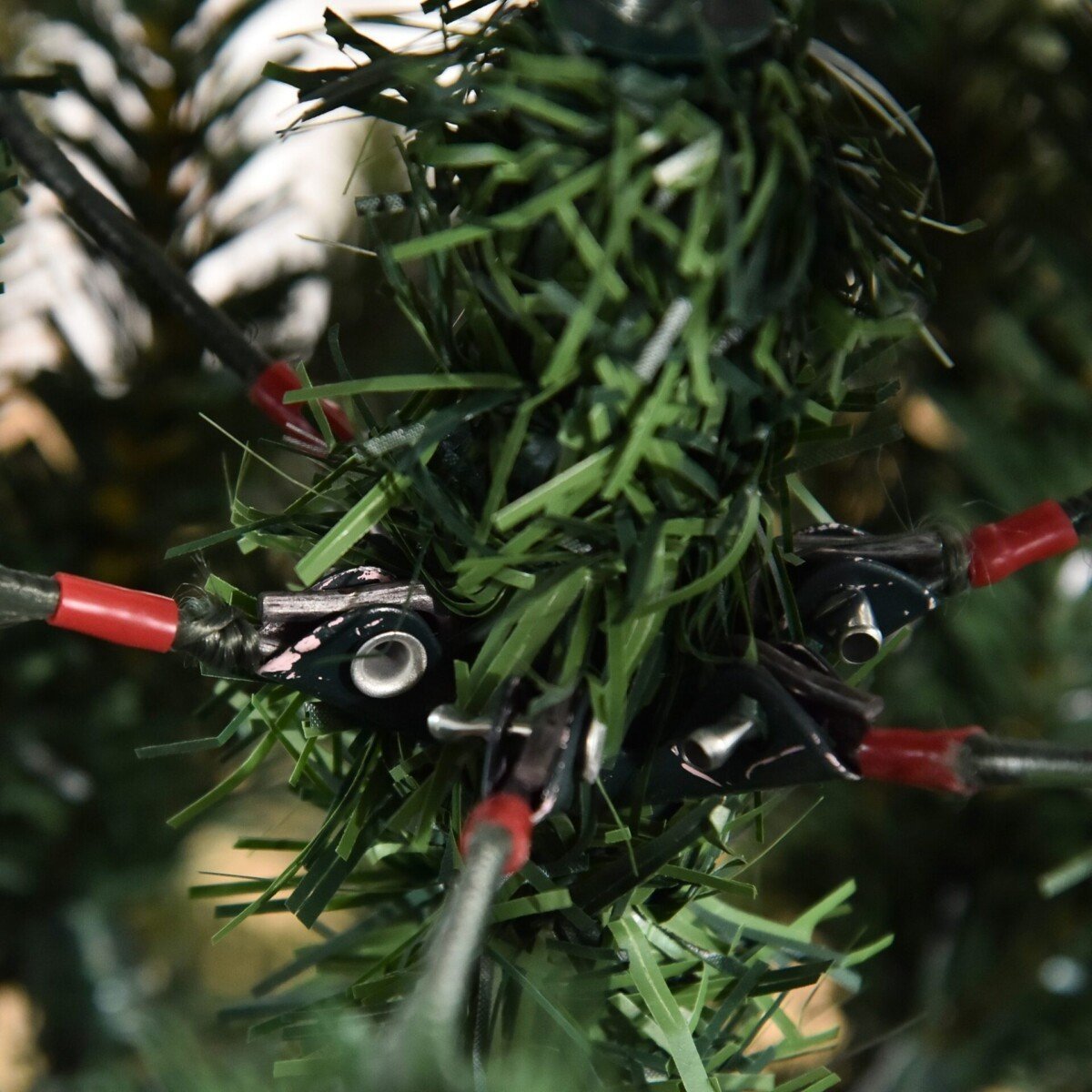 Dirbtine-kaledine-eglute-su-stoveliu-15-m-444-sakeliu-PVCPEMetalas-8