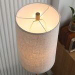 Elegantiškas plieninis pastatomas šviestuvas su medžiaginiu gaubtu ir virveliniu jungikliu