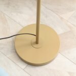 Elegantiškas plieninis pastatomas šviestuvas su medžiaginiu gaubtu ir virveliniu jungikliu