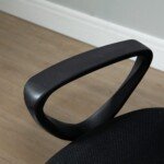 Ergonomiska-biuro-kede-su-atlosu-ir-reguliuojama-atrama-kojoms-9