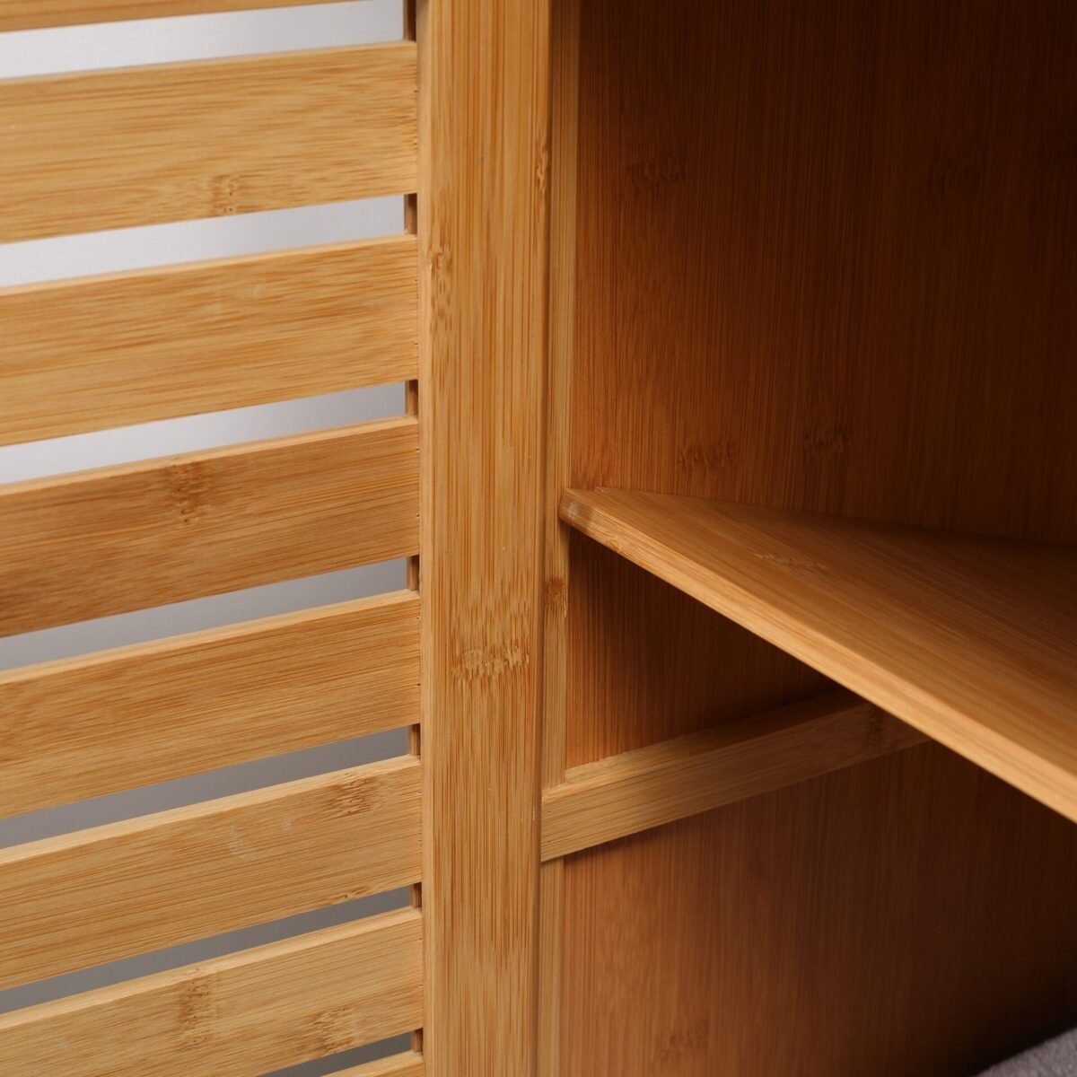 Bambukinė spintelė su atviromis lentynomis ir žaliuzinėmis durelėmis