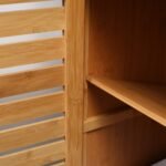 Bambukinė spintelė su atviromis lentynomis ir žaliuzinėmis durelėmis