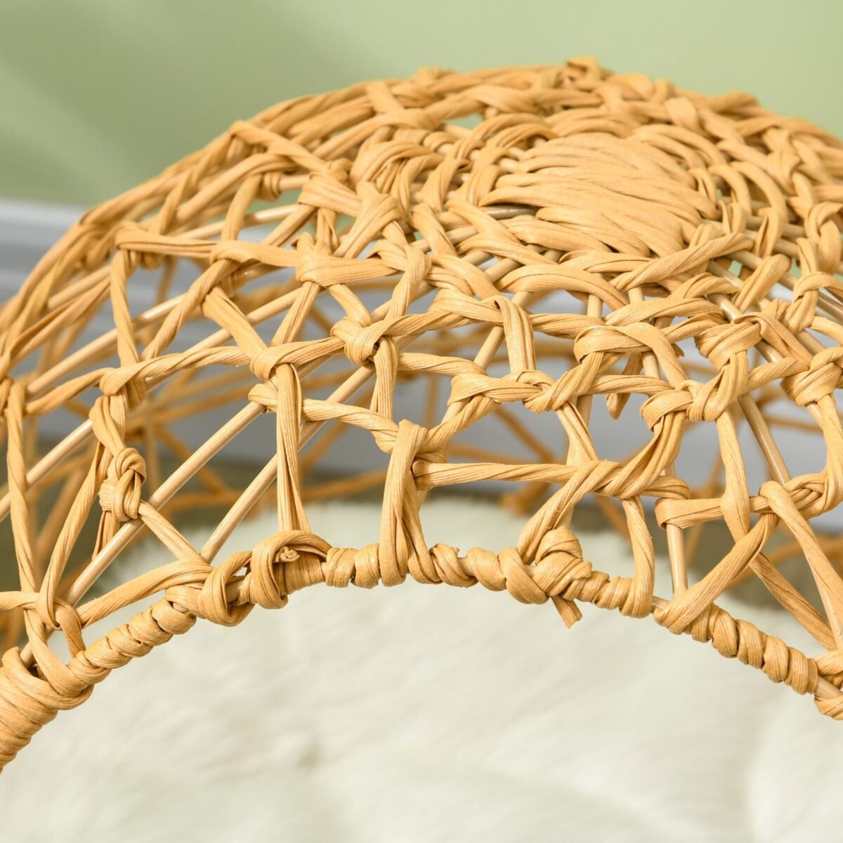 Pakeltas rataninis kačių guolis su pagalvėle