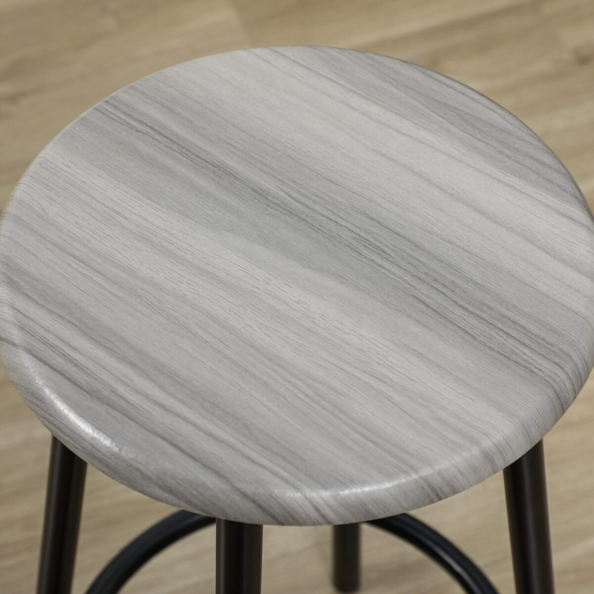 Kompaktiškas industrinio stiliaus baro komplektas su 4 taburetėmis