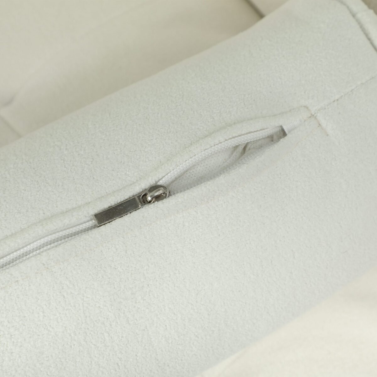 Minkštas krėslas su kaučiukmedžio kojomis ir patogiu pasviru atlošu