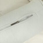 Minkštas krėslas su kaučiukmedžio kojomis ir patogiu pasviru atlošu