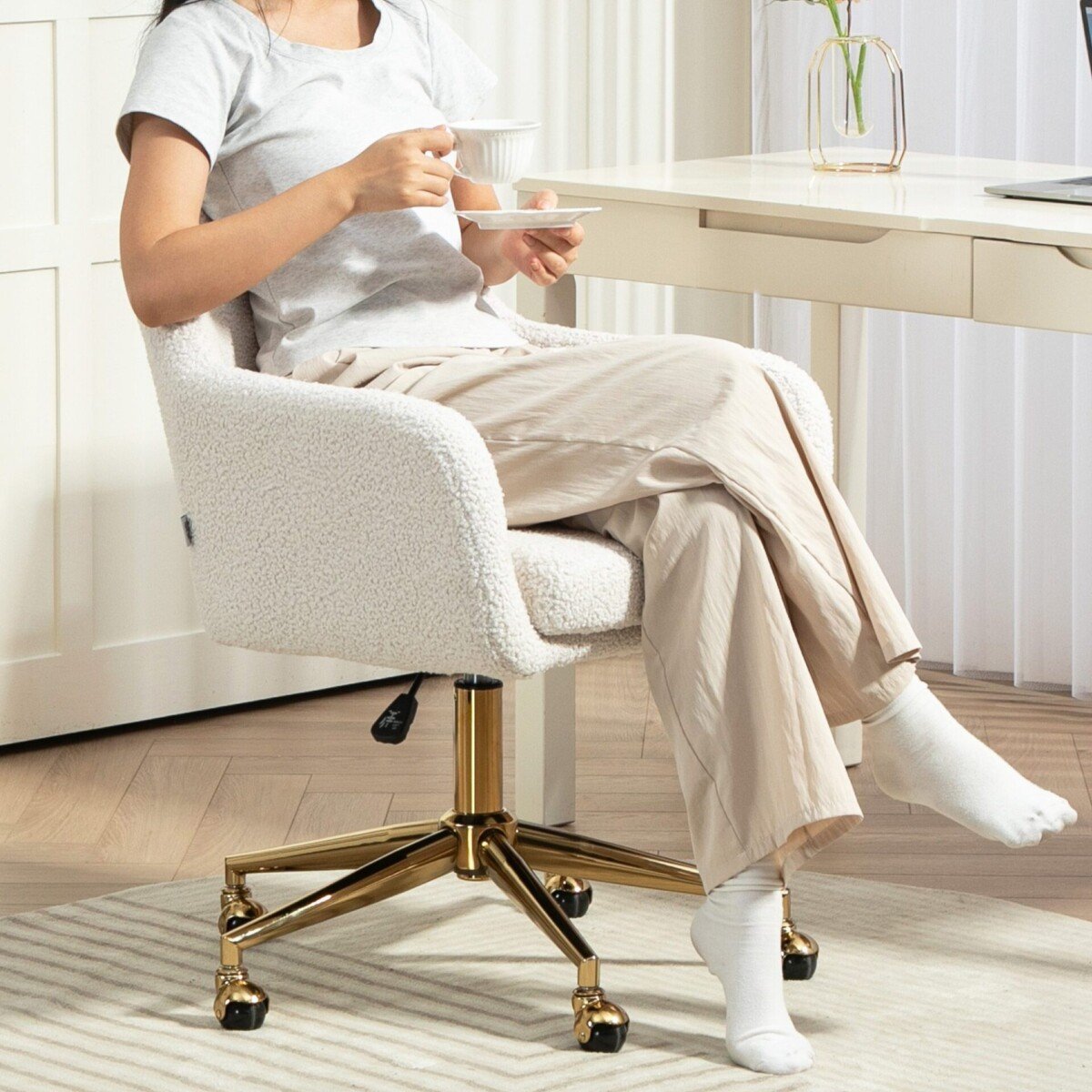 Reguliuojamo-aukscio-biuro-kede-su-ratukais-ir-metaliniu-pagrindu-7