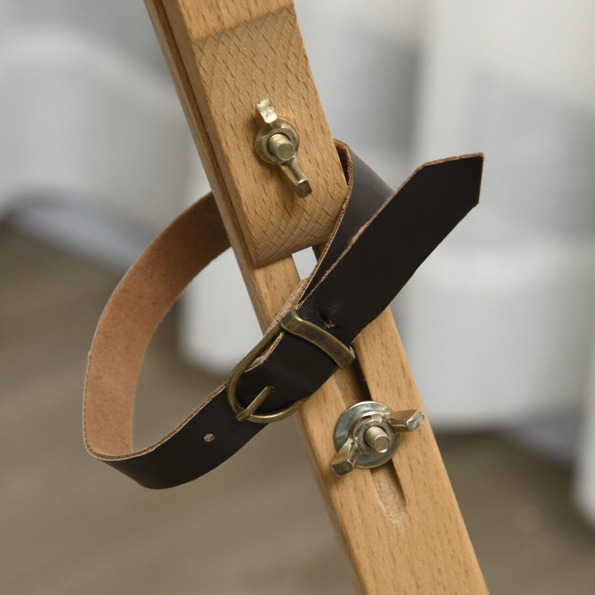 Reguliuojamo-aukscio-sulankstomas-buko-medienos-stovas-tapybai-9