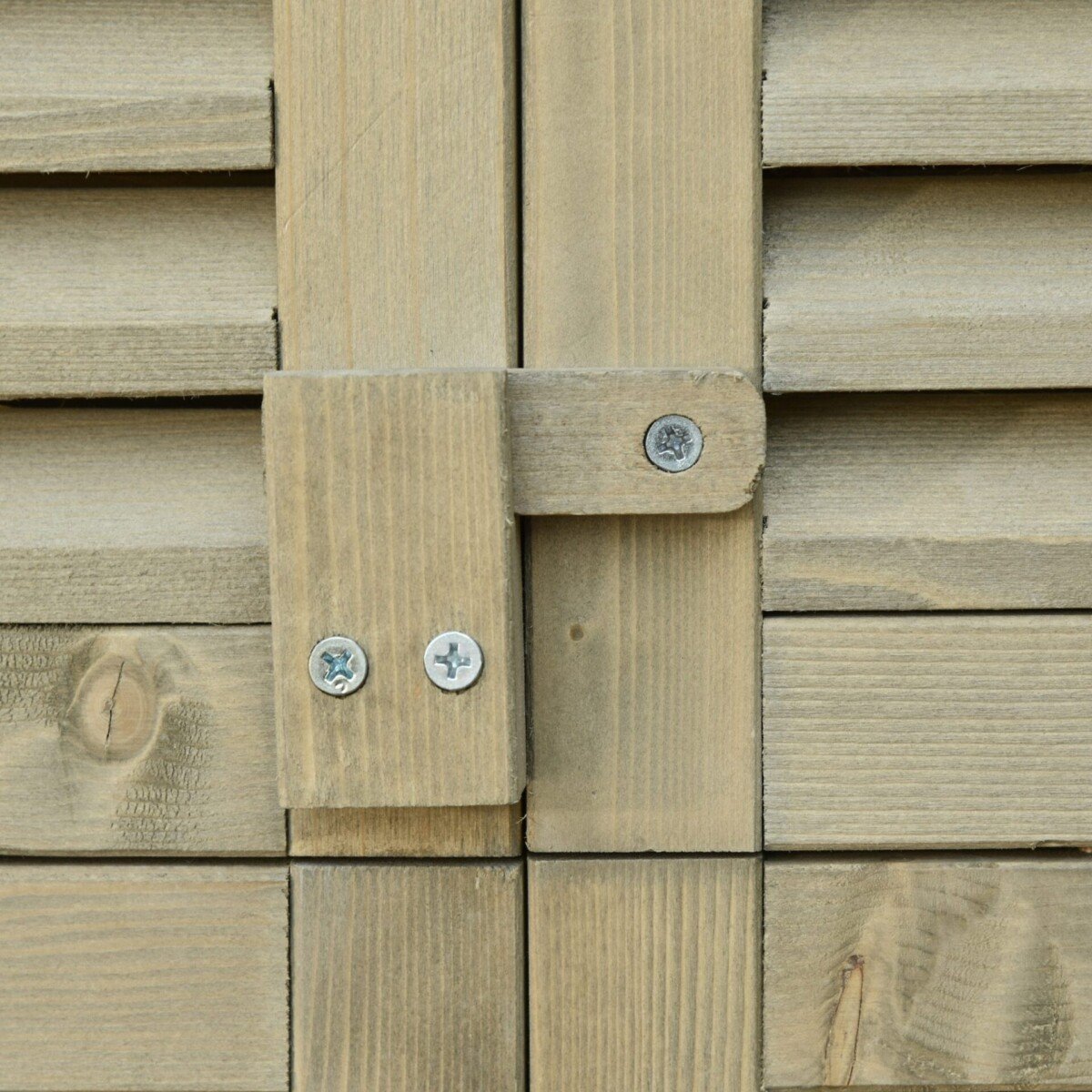 Medinė sodo įrankių spinta su žaliuzinėmis durimis ir bituminiu stogu