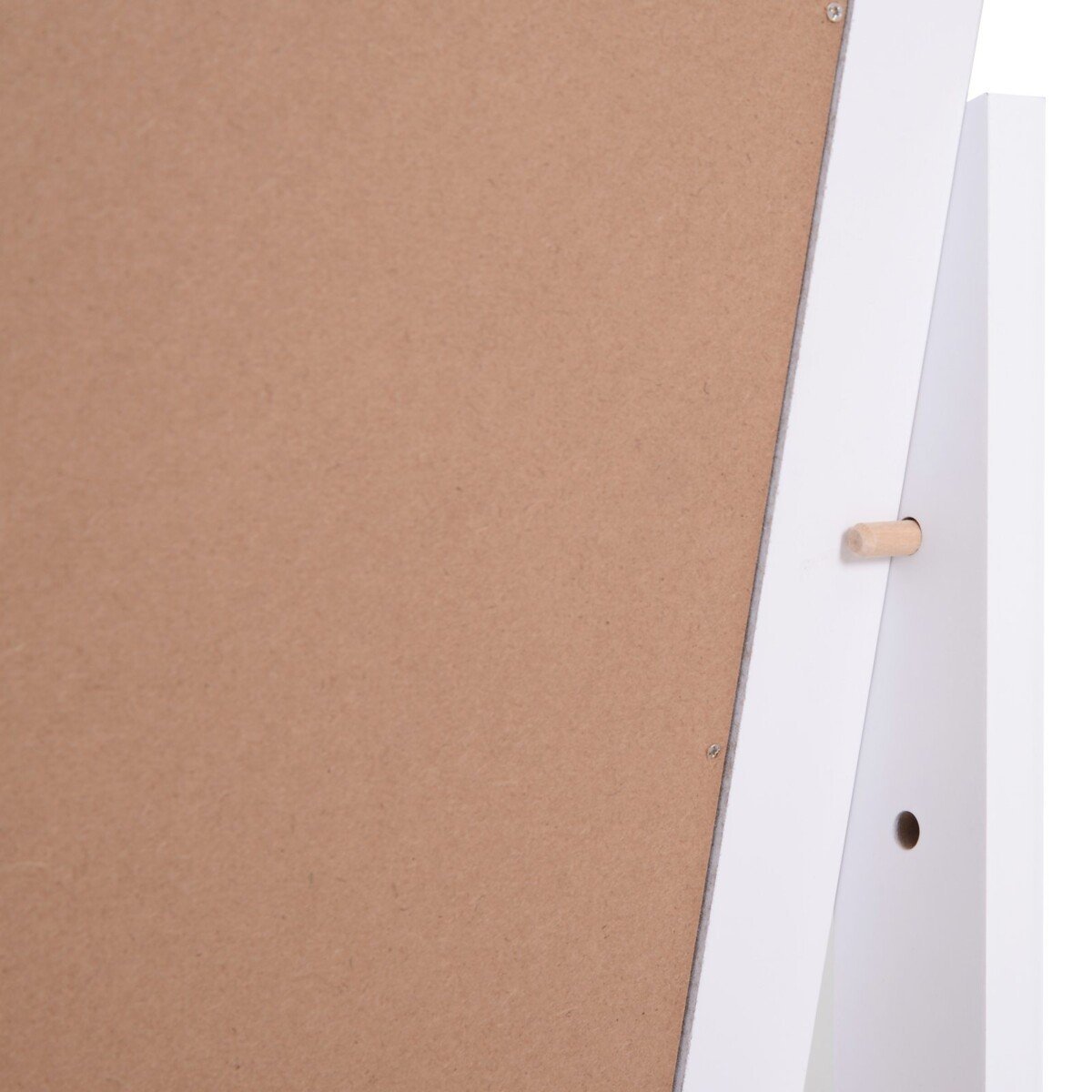 Stovas-su-viso-kuno-veidrodziu-6