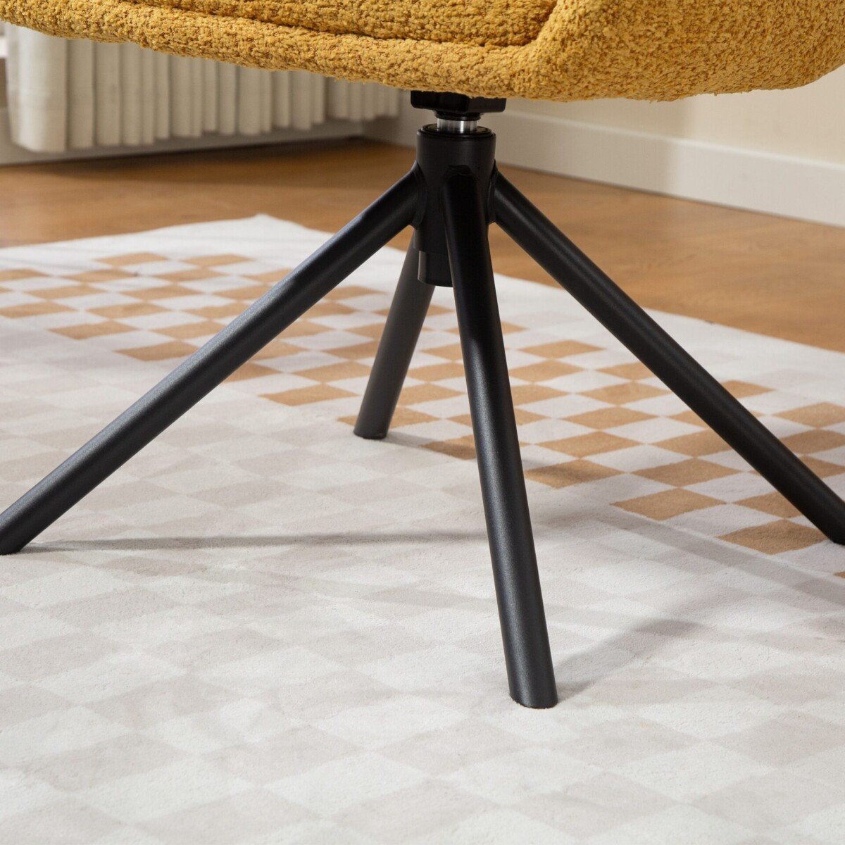 Sukamasis fotelis su patogia sėdyne ir minkštu apmušalu