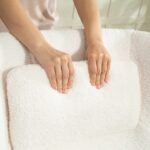 Minkštas fotelis su pasukamu pagrindu ir šerpos apmušalu